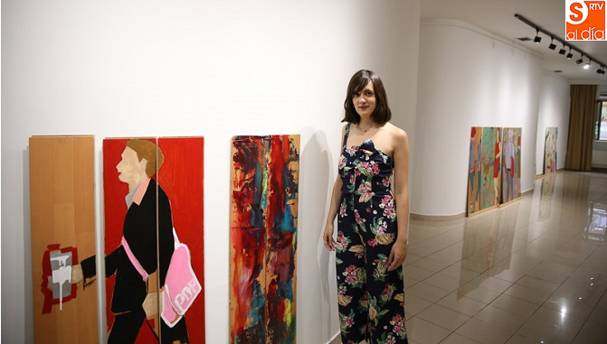 Jimena de Miguel Charle, junto a algunas de sus obras, en el Espacio Joven / Foto de Alberto Martín
