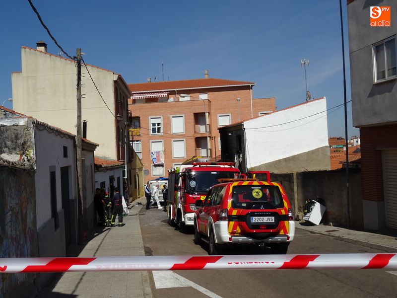 Bomberos y policías en la calle Limón, que fue acordonada