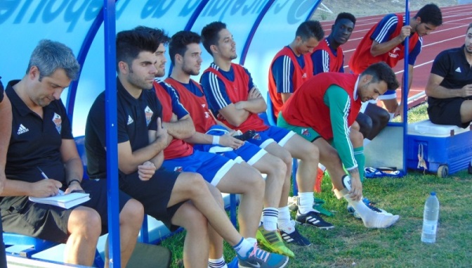 María Hernández, entrenador del CF Salmantino UDS, a la izquierda, tomando notas del partido
