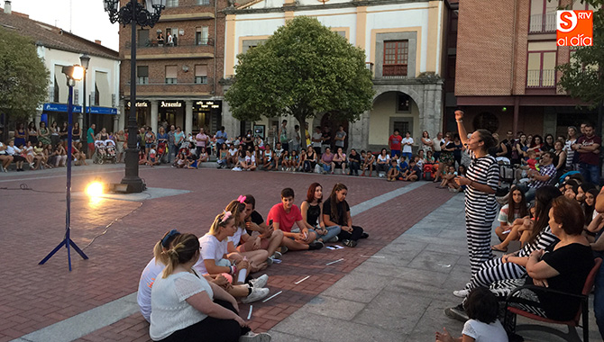 El grupo de teatro Ilusiones realizaba dos representaciones en la Plaza de España
