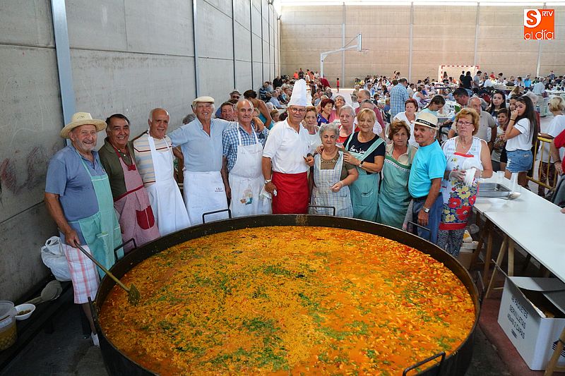 Los mayores se encargaron de servir las 1300 raciones de paella