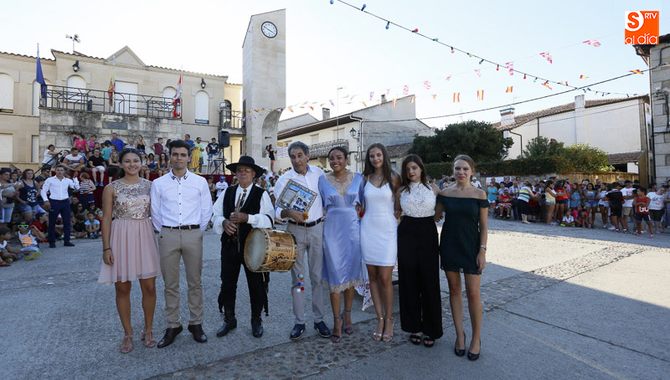 Los quintos junto a Afro con sus inseparables instrumentos y Diego Vacas / REP. GRÁFICO: DAVID BARRUECO