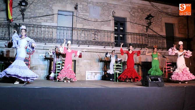 Exlente actuaciónd e nuevo del grupo de sevillanas Pasión y Baile / CORRAL