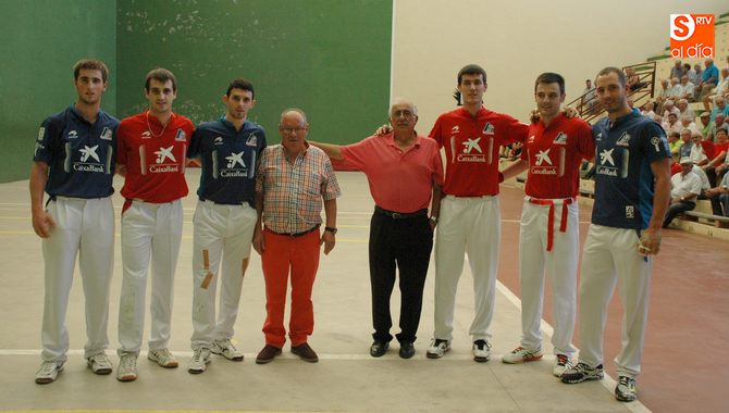 El alcalde de Vitigudino y el concejal de Deportes saludaron a los pelotaris