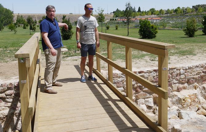 Un nuevo puente de madera comunica el Prado de la Vega y el Parque Botánico  