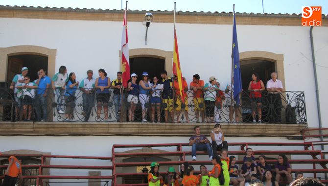 La comitiva de peñas pronunció unas breves palabras a modo de pregón y lanzaron el chupinazo / CORRAL