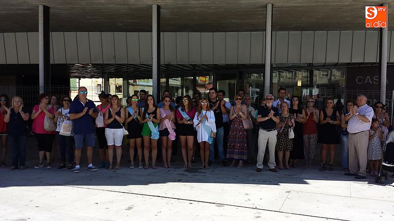 Minuto de silencio en el soportal municipal. Foto: Ayto. de Guijuelo