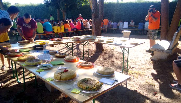 Al concurso de tortillas siguió una merienda de hermandad