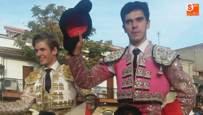 Mora y Martín salieron a hombros de la plaza de Villarino