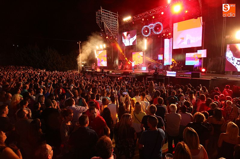 Miles de espectadores acudieron para ver al conocido cantante
