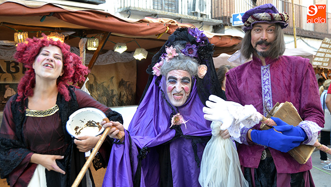 La divertida Condesa de Bracamonte ha puesto la nota de humor durante la inauguración del II Mercado Barroco