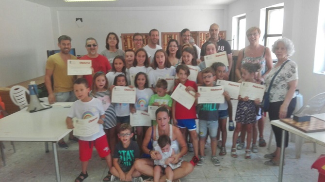 Los niños de la escuela de verano acompañados de sus familiares