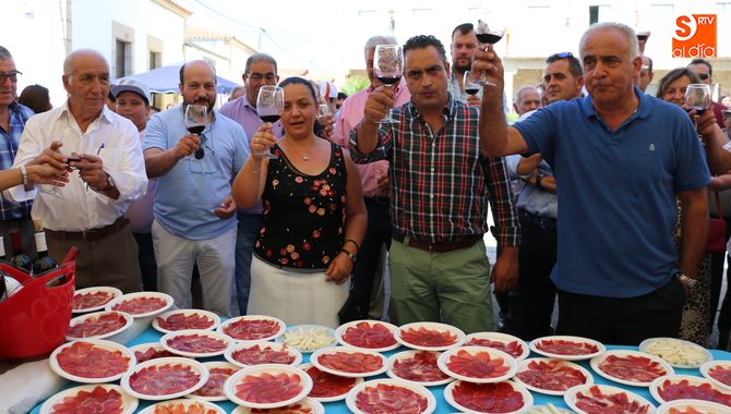 Brindis por la feria en un maridaje perfecto entre el vino de Villarino y los embutidos de Bogajo / CORRAL
