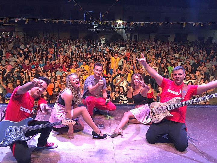 La orquesta Seven, la fuerza de las guitarras, inauguró el ciclo musical y las fiestas