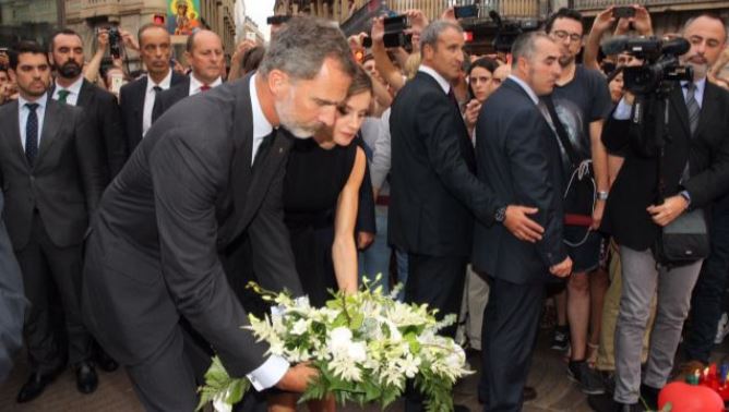 Don Felipe y Doña Letizia realizan una ofrenda floral en el mosaico de Joan Miró en Las Ramblas