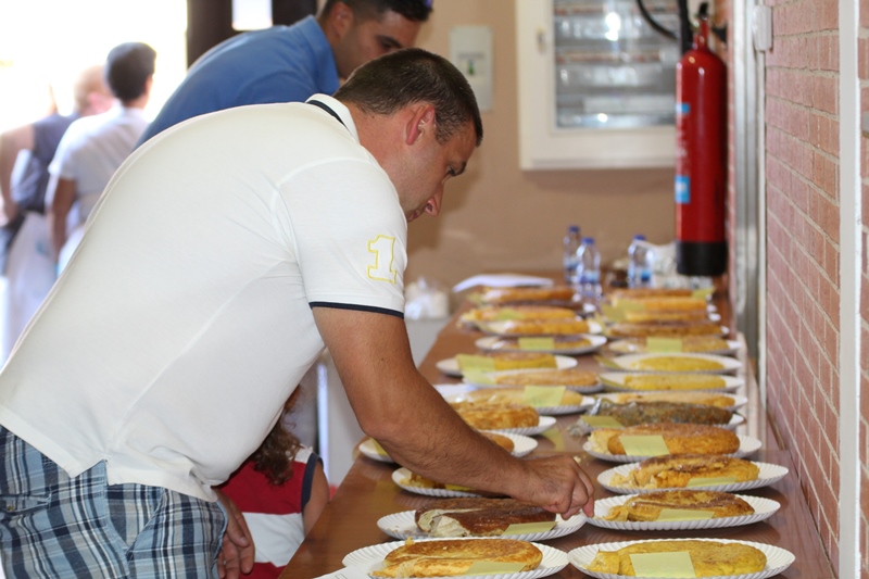 El jurado degusta las tortillas del XI Concurso de fiestas