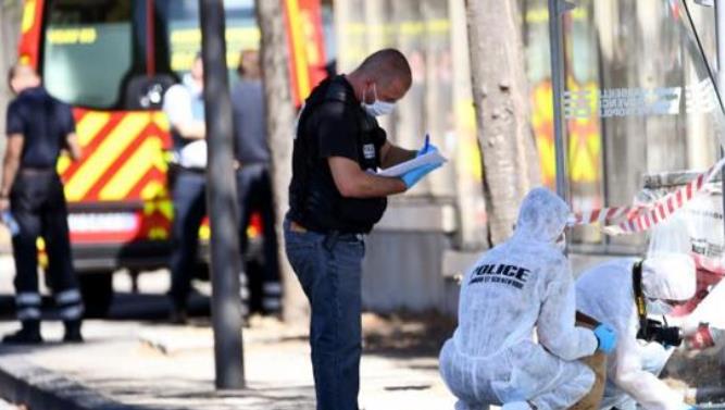 Un vehículo se empotra contra dos paradas de autobús en Marsella y mata a una persona