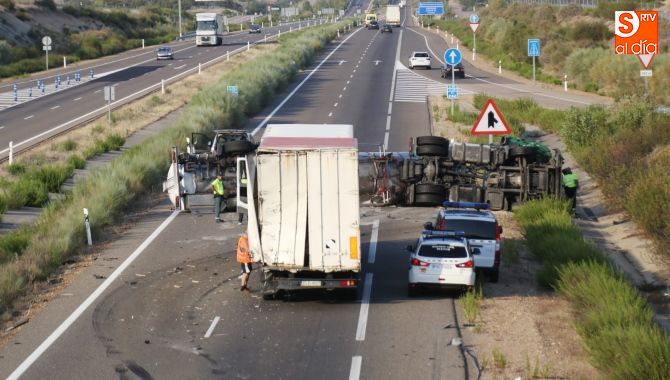 Un herido en la A-62 tras un espectacular accidente entre dos camiones  