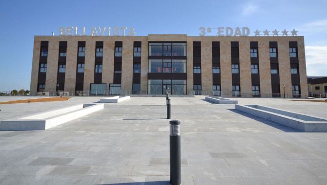 Fachada principal de la residencia Bellavista, en Castellanos de Moriscos