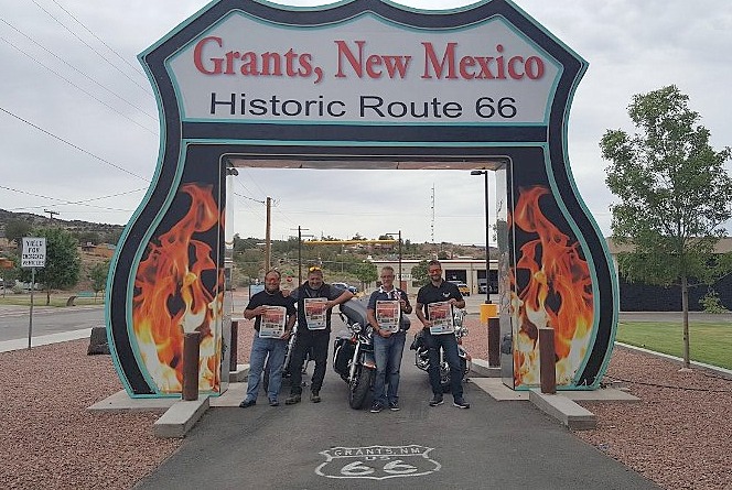 Eduardo, Héctor, Luis y Ángel al comienzo de la Ruta 66 con un ejemplar de SALAMANCA AL DÍA