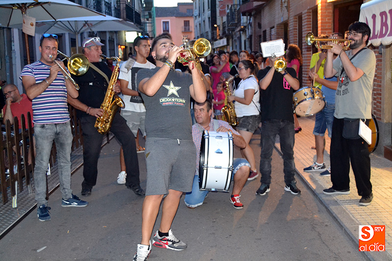 Numerosas peñas se unían junto a la Charanga Dale Caña al Asunto para realizar un animado pasacalles