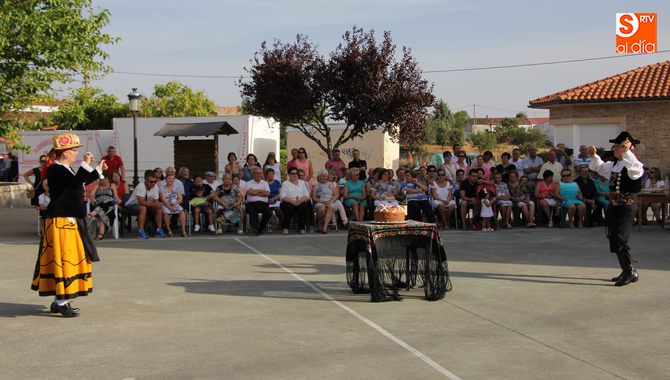 Interpretación del baile de la rosca el día de las Madrinas