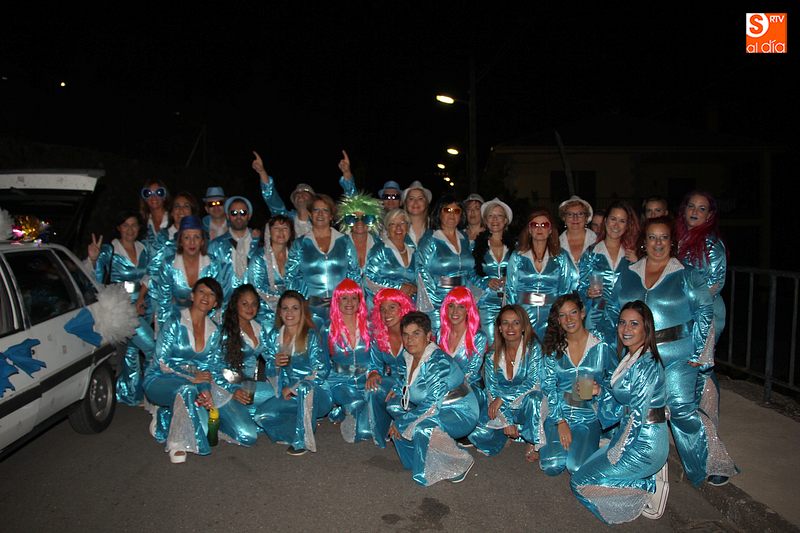 Animado desfile de carrozas con miles de personas en las calles  