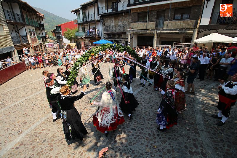 El baile del ramo fue uno de los momentos más aplaudidos del Ofertorio