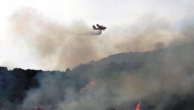 Un hidroavión realiza labora de extinción en la zona de la Sierra de Béjar
