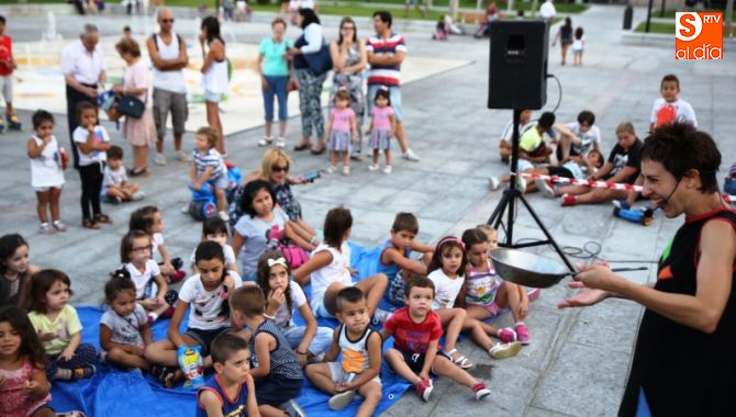 Un momento de la actuación de Carioca Cuentacuentos en el Parque Garrido