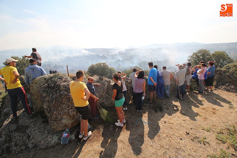 Vecinos de Santibañez de Béjar observan el fuego mientras se preparan para ayudar