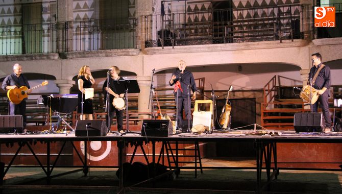 Baleo está formado por José Ángel Mateos, Nino Rodríguez, Toño García, Nathalie García y Agurtzane Alonso / CORRAL