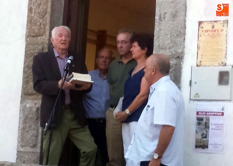 Anselmo Santos regaló un ejemplar de sus libros al Ayuntamiento