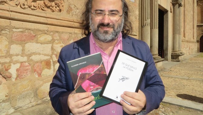 Alfredo Pérez Alencart con dos de los libros