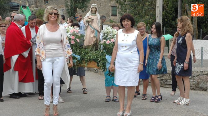 Las mujeres llevaron a Santa Águeda en procesión por las calles de Ahigal de Villarino