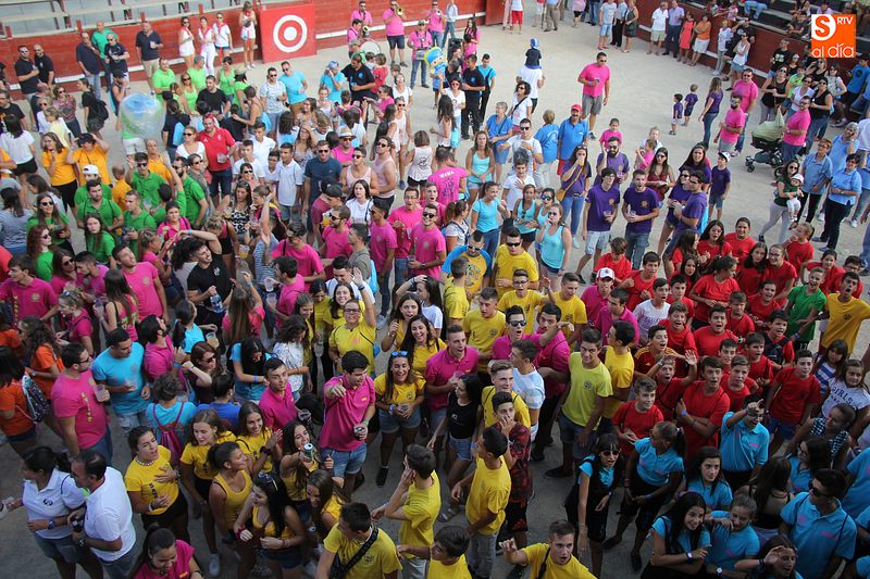 Las peñas convirtieron la plaza en un mosaico multicolor en plena efervescencia / CORRAL