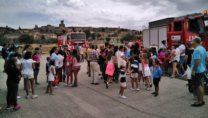 Jornada de puertas abiertas en el Parque de Bomberos con paseo en los vehículos por la villa