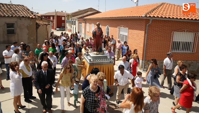 Procesión de San Pedro por las calles de El Pedroso. Fotos: Alberto Martín