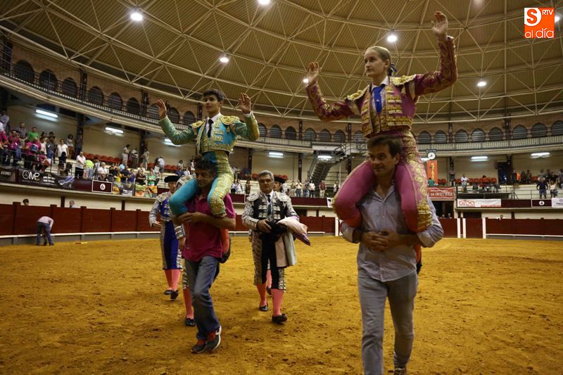 Rocío Romero y Manuel Diosleguarde, con dos orejas cada uno, abrieron la Puerta Grande
