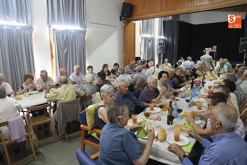 Los mayores de Aldeatejada, de fiesta. Fotos: Alejandro López