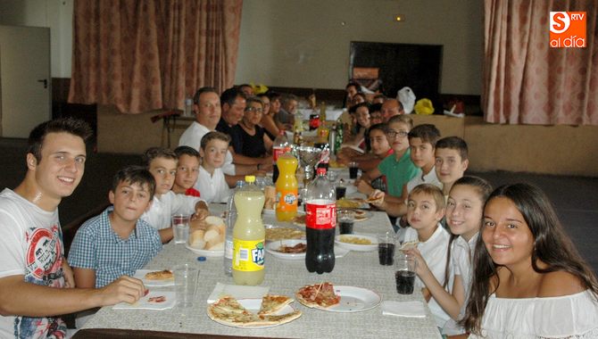 El equipo infantil de fútbol sala celebra la victoria en el torneo de Vitigudino  