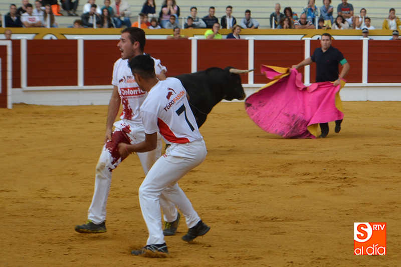 Oscar Beltran recibía una aparatosa cogida de 15 centímetros durante el Concurso de Recortes de Peñaranda