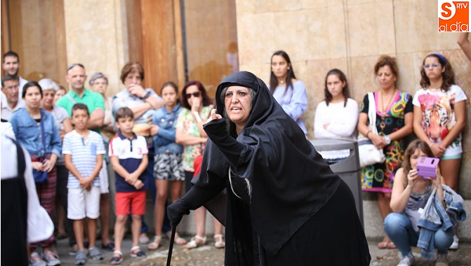 Un momento de la actuación de este domingo en una de las zonas de la visita guiada