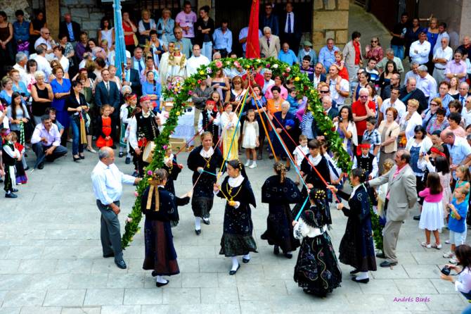 Baile del ramo en el ofertorio de San Ramón Nonato. Foto: Andrés Bares Calama