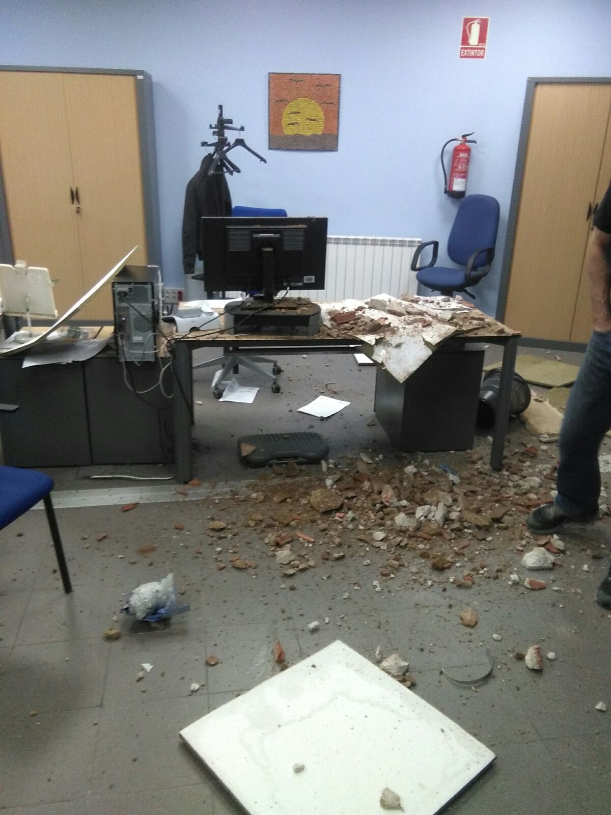 Estado de uno de los despachos tras el derrumbe