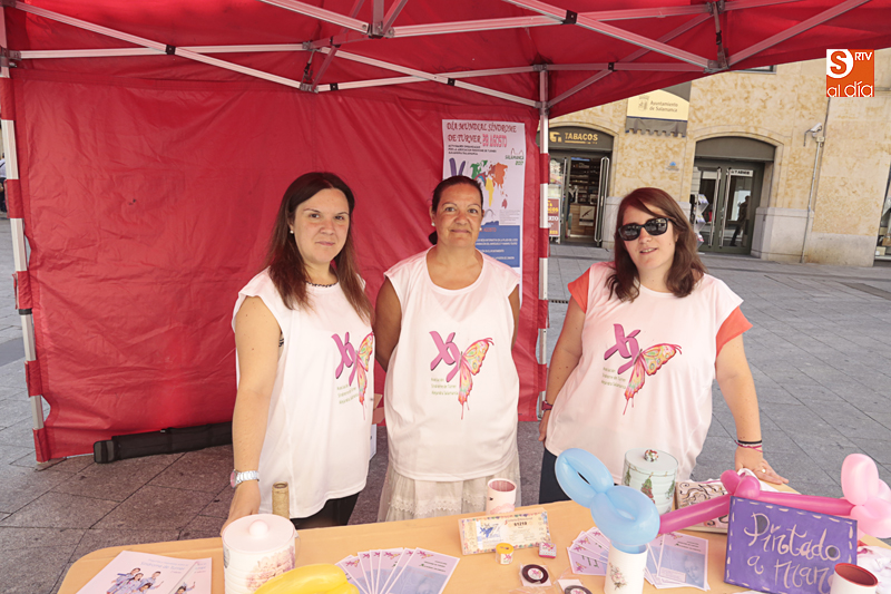 Voluntarias de la Asociación Síndrome de Turner Alejandra Salamanca en la plaza del Liceo / Foto de Alejandro López