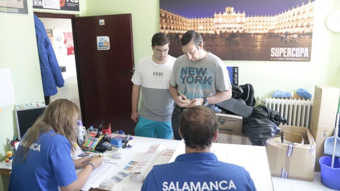 Abonados del Perfumerías Avenida recogiendo su nuevo carné