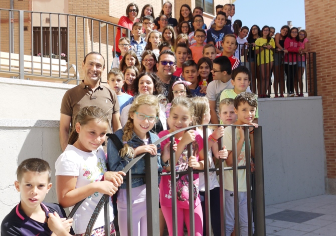 Varios niños de la localidad de Carbajosa de la Sagrada posan con el alcalde, Pedro Samuel Martín