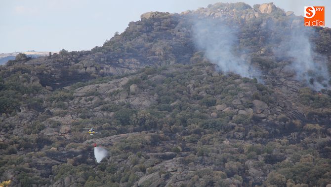 Un helicóptero trataba de sofocar este martes focos activos en Fermoselle, en la ladera del Tormes / CORRAL