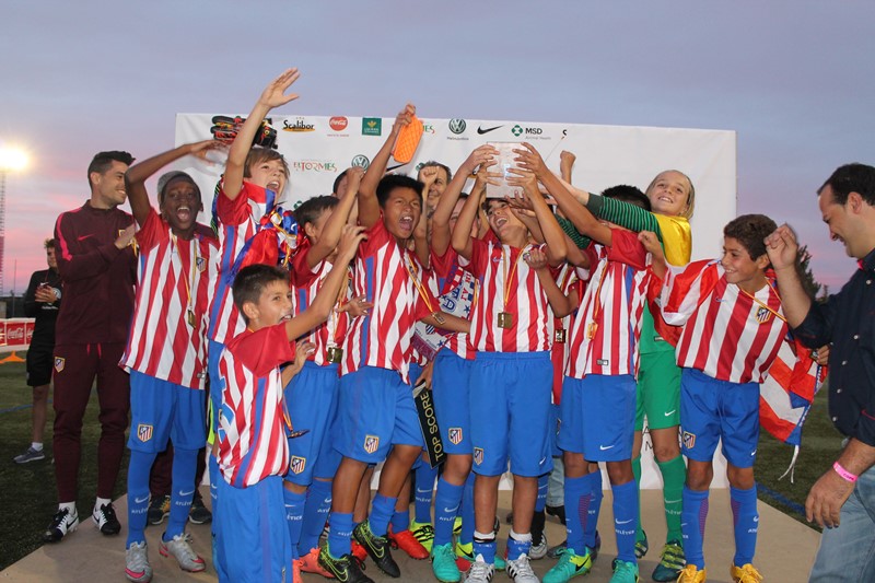 Atlético de Madrid levantando la Copa Tormes 2016